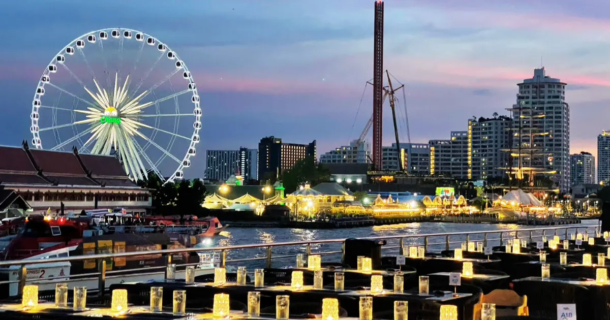 บรรยากาศบริเวณชั้นดาดฟ้า แสงไฟสวยงามมาก